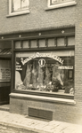 601196 Gezicht op de etalage van Slagerij Van Beek (Jacobijnenstraat 1) te Utrecht.